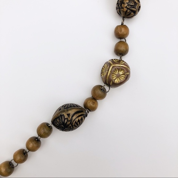 Long beaded necklace with flower accessory - Picture 4 of 7